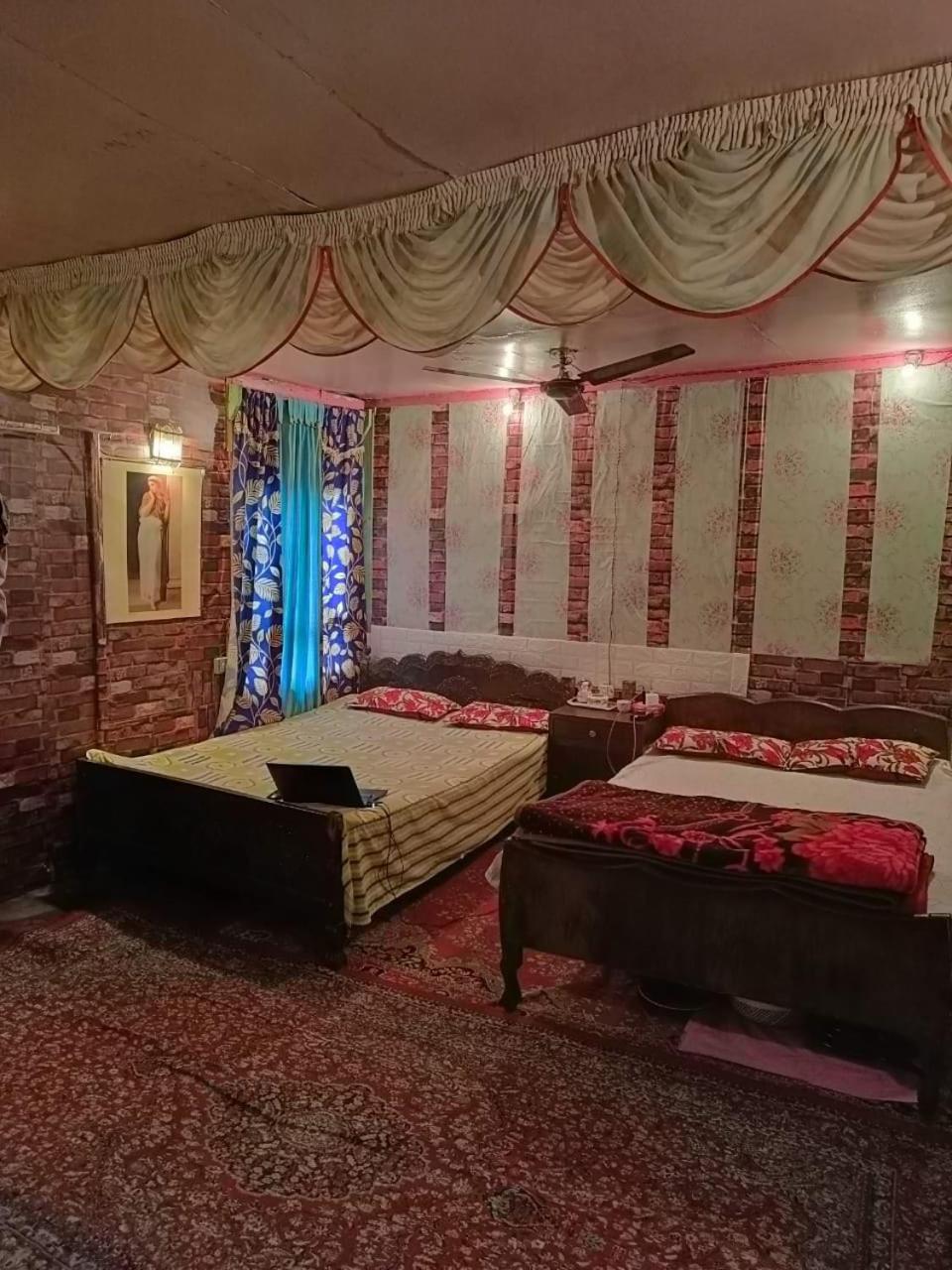 Hotel Island Srīnagar Extérieur photo