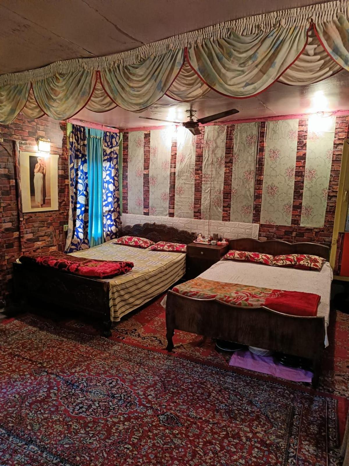 Hotel Island Srīnagar Extérieur photo