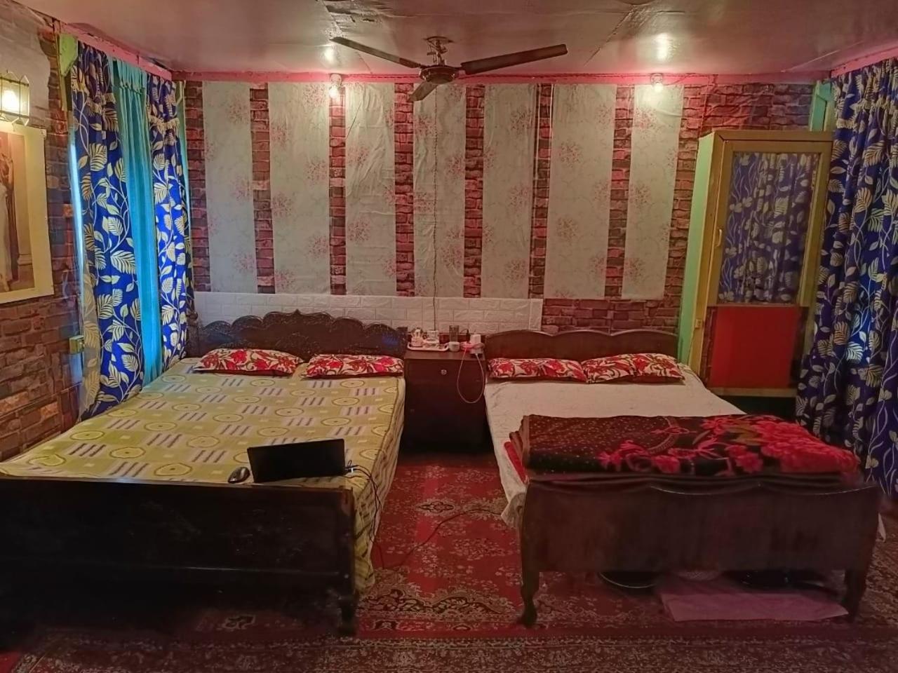 Hotel Island Srīnagar Extérieur photo